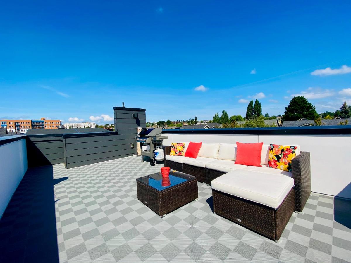 Modern Ballard Townhouse - 92 Walkscore & Rooftop! - Housity