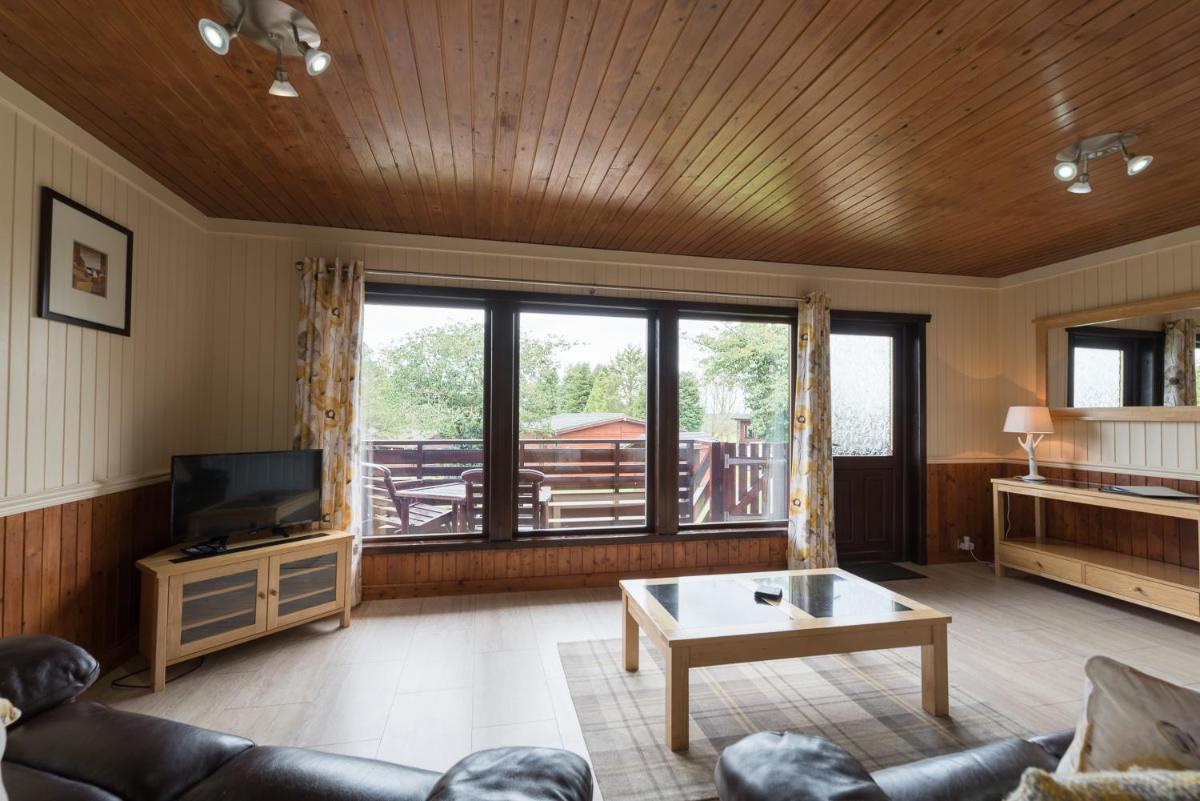 Conifer Lodge 8 with Hot Tub Newton Stewart - Housity