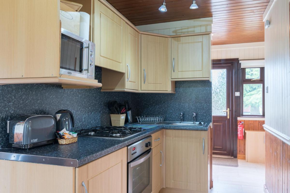 Conifer Lodge 8 with Hot Tub Newton Stewart - Housity