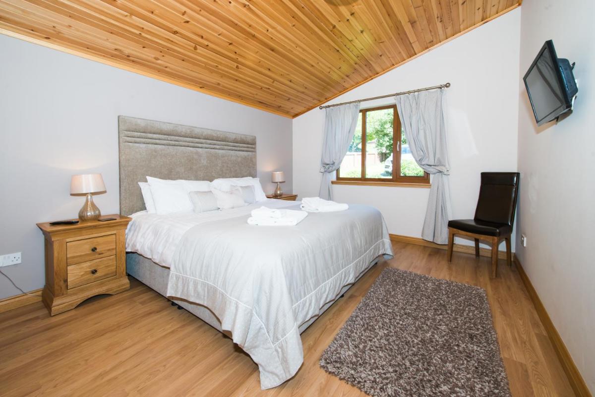 Tawny Lodge with Hot Tub near Cupar Fife - Housity