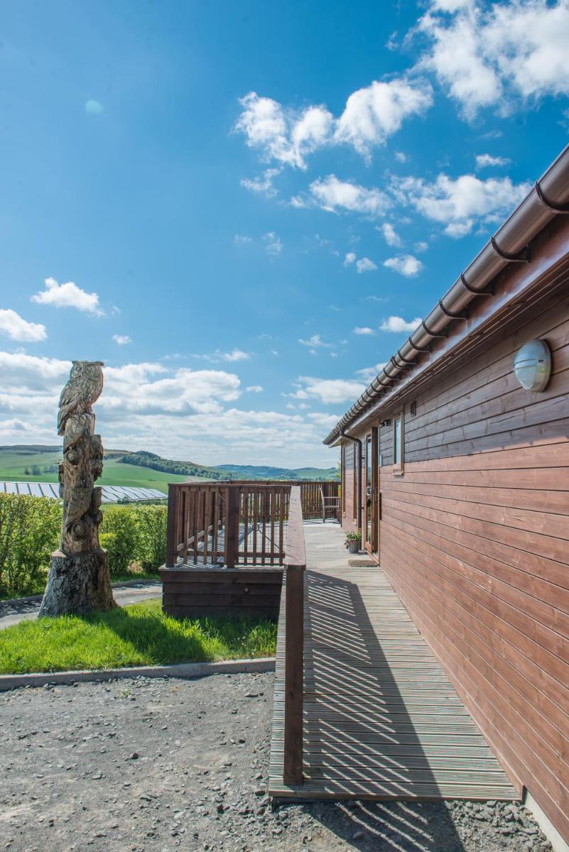 Tawny Lodge with Hot Tub near Cupar Fife - Housity