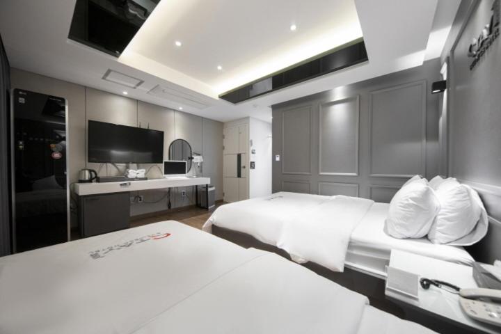 Stay Hotel - Housity