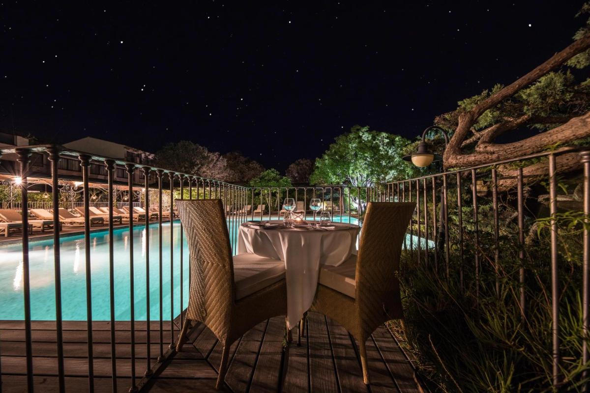 Piscine de l'établissement Hôtel Le Roi Théodore & Spa ou située à proximité
