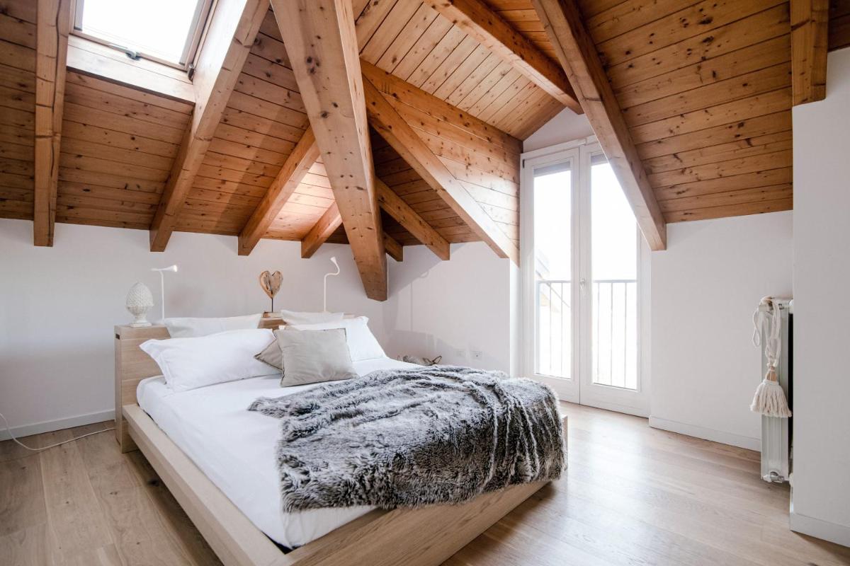 Modern Luxury Attic - byMyHomeInComo - Housity