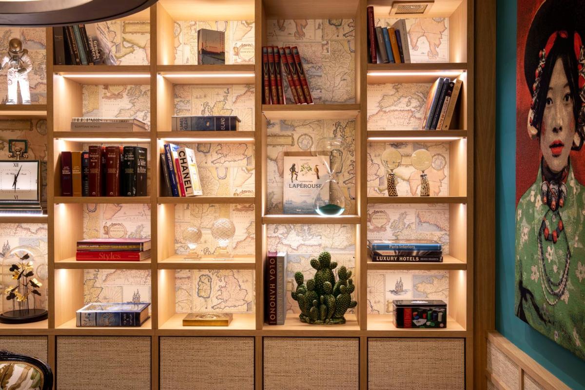 Bibliothèque dans l'hôtel