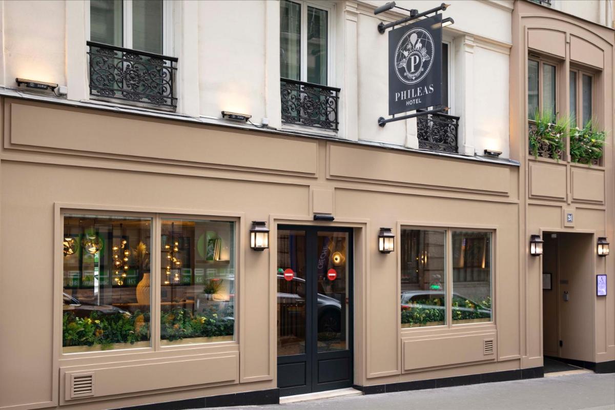 un magasin devant un bâtiment dans l'établissement Hotel Phileas Lazare & Spa - Opera, à Paris