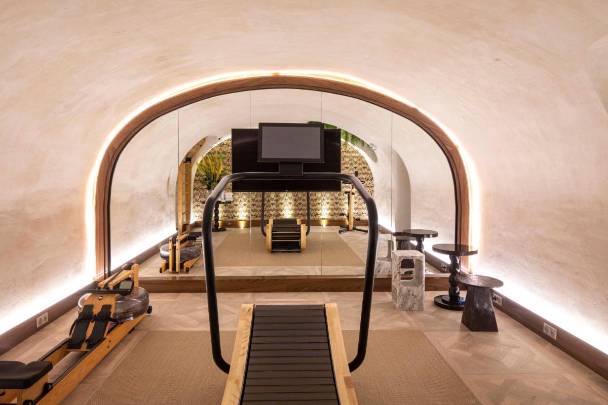 Cette chambre avec vue dispose d'une télévision dans un tunnel. dans l'établissement Hotel Phileas Lazare & Spa - Opera, à Paris