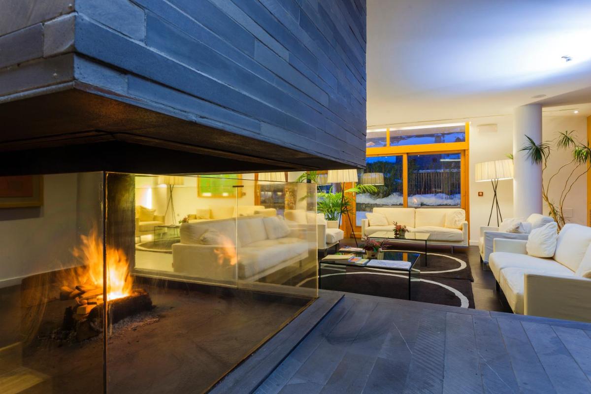 Una sala de estar con chimenea y un sofá. en Tierra de Biescas, en Biescas 136 fotos más