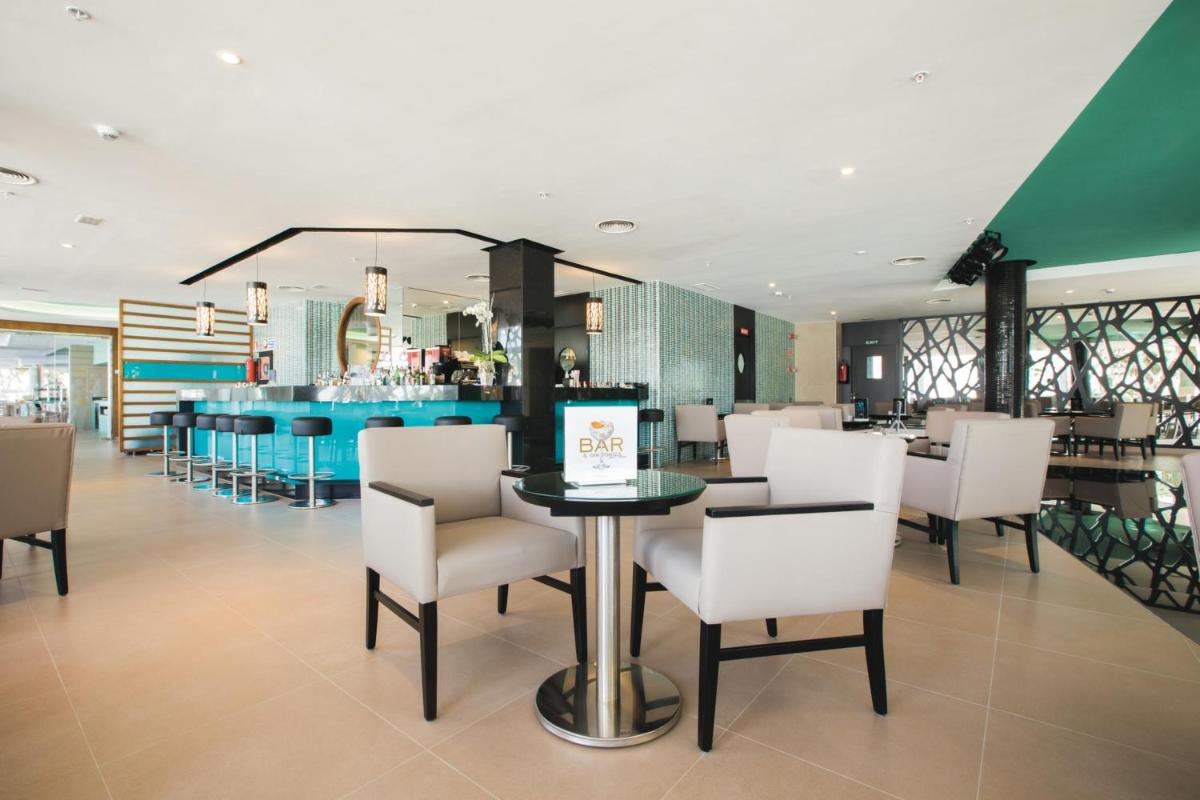 Un restaurante o sitio para comer en Hotel Riu San Francisco - Adults Only