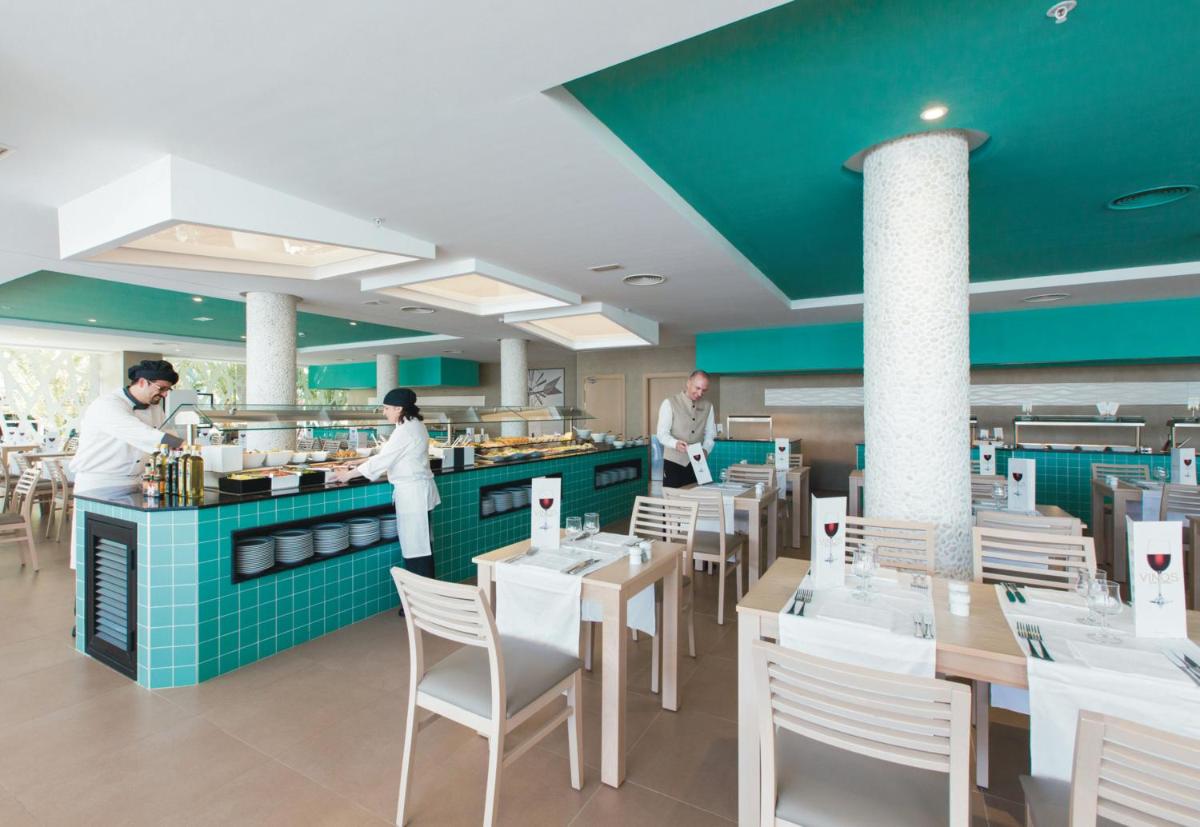 Un restaurante o sitio para comer en Hotel Riu San Francisco - Adults Only