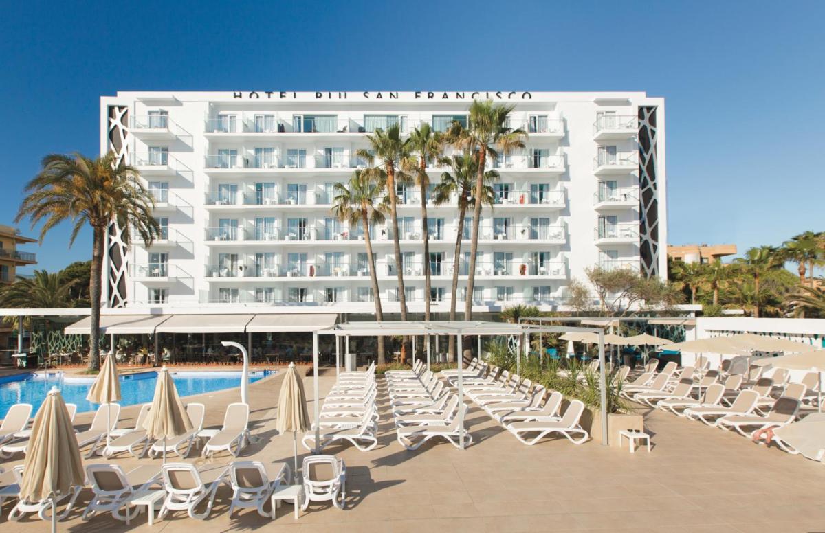 un hotel con tumbonas y piscina en Hotel Riu San Francisco - Adults Only, en Playa de Palma