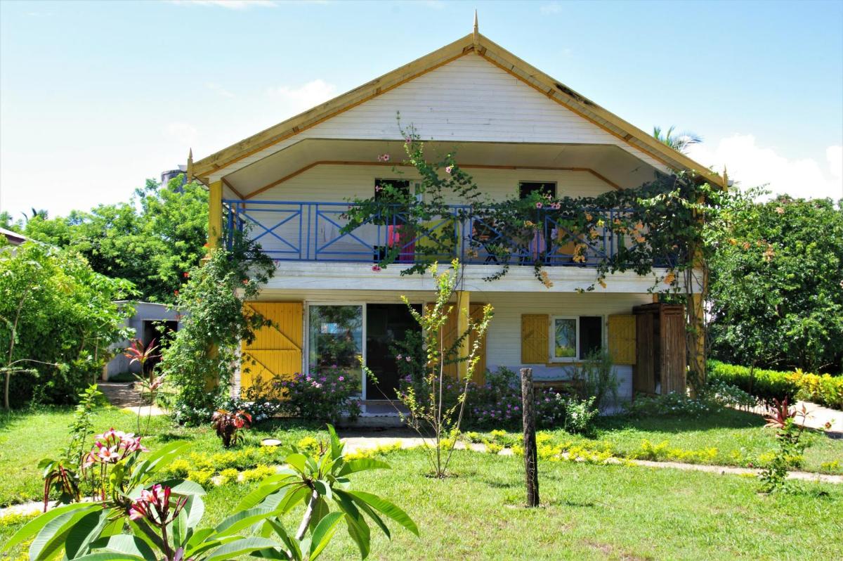 Suitetrails - 4 bedrooms villa at Foulpointe Madagascar 200 m away from the beach with sea view enclosed garden and wifi