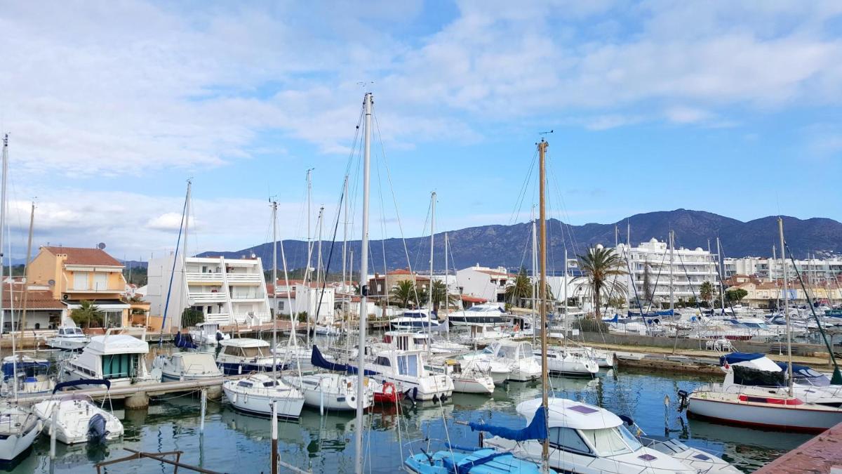 Charming house in Roses with shared pool and sea view - Housity