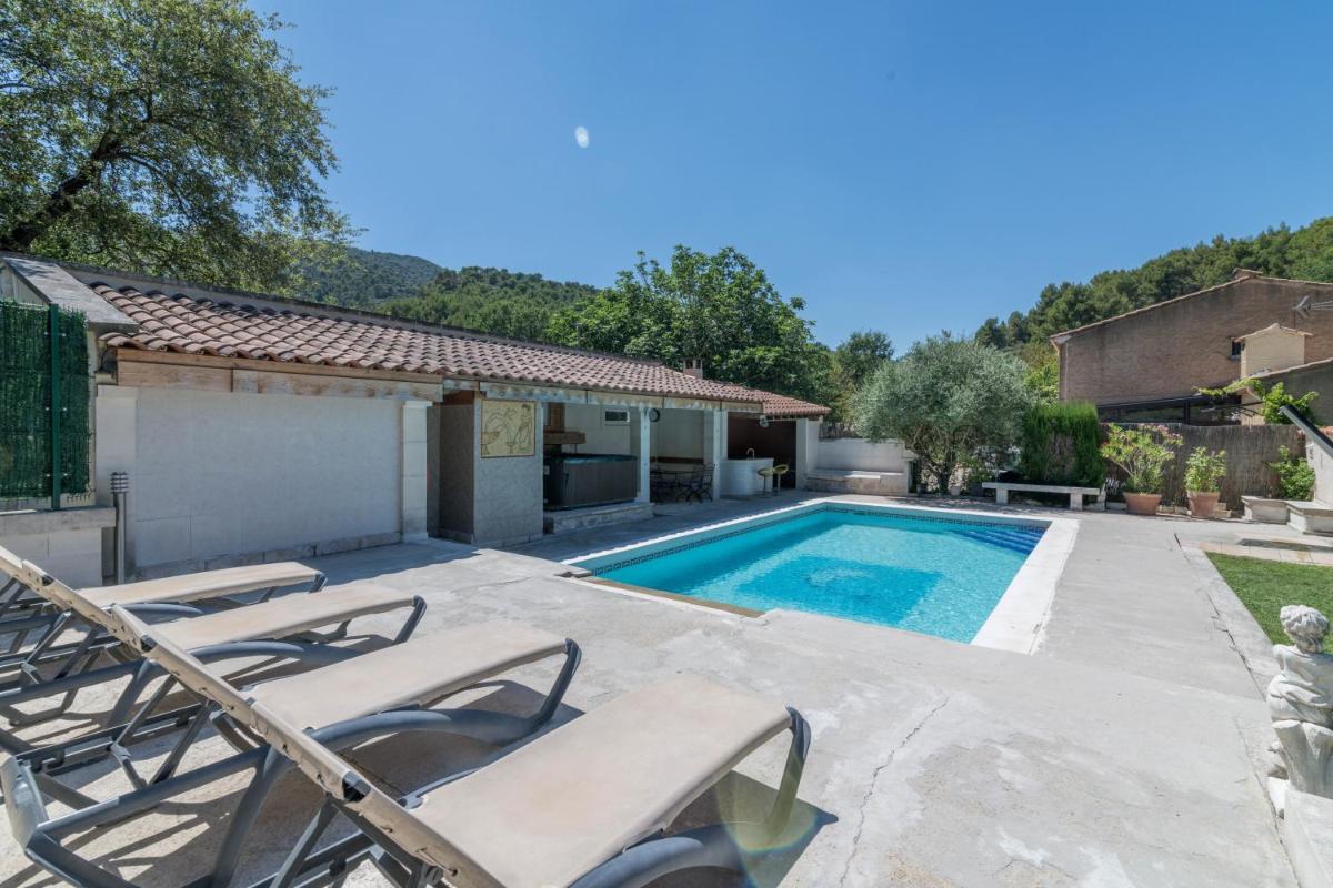 Villa luxueuse a Oppede + Jacuzzi - Housity