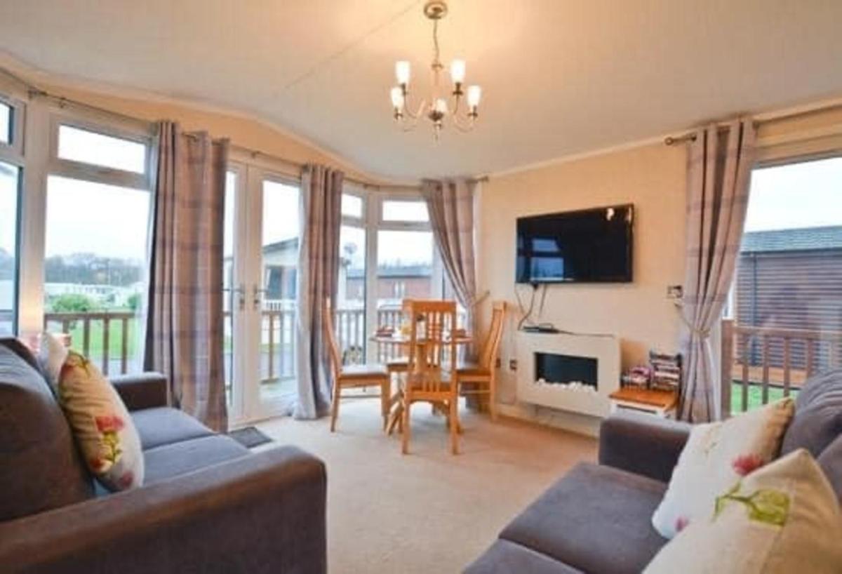 Charming 2-Bed Lodge with Hot tub in Morpeth - Housity