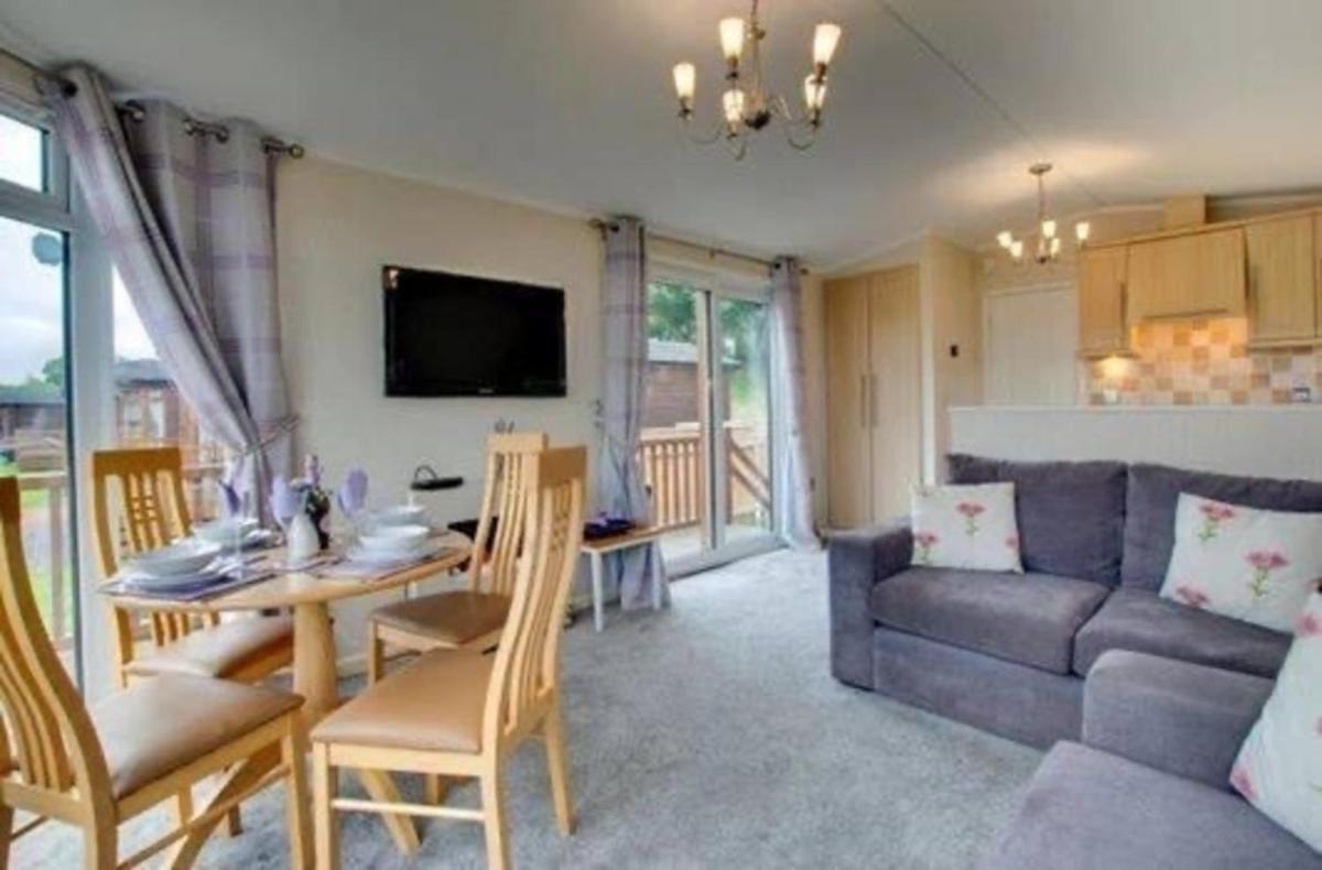 Charming 2-Bed Lodge with Hot tub in Morpeth - Housity