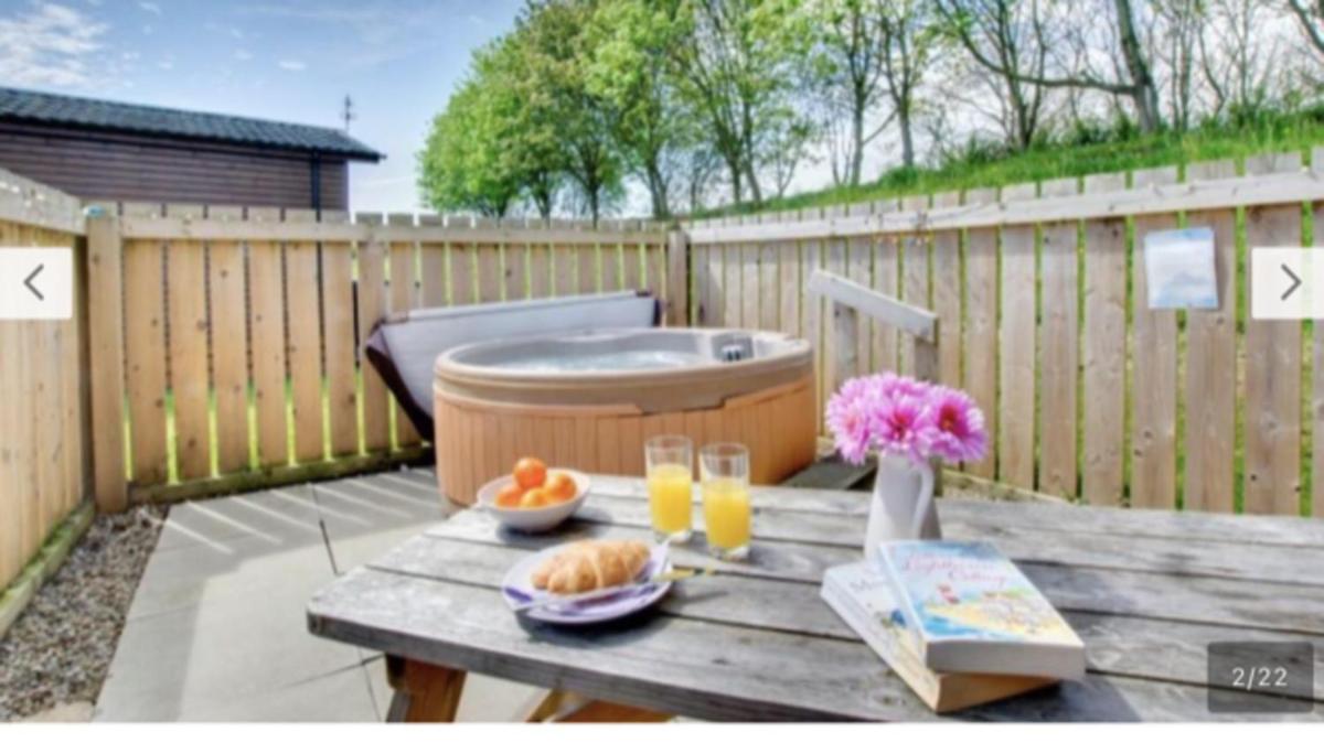 Charming 2-Bed Lodge with Hot tub in Morpeth - Housity