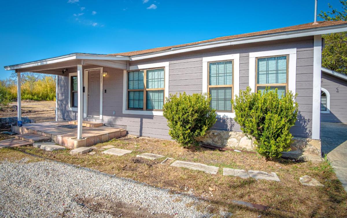 Nice 3B 2BA Near Downtown 2 Min AtandT Center - Housity