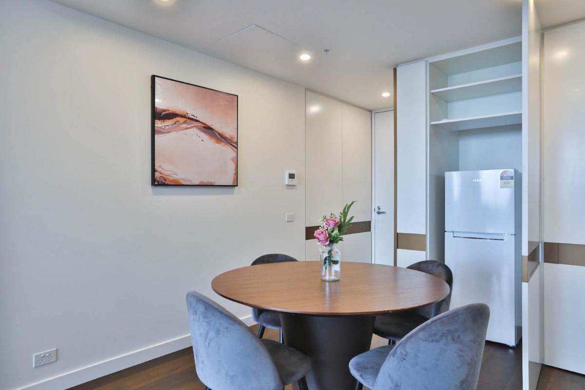 Next to 'The Glen Shopping Centre' Apartment - Housity