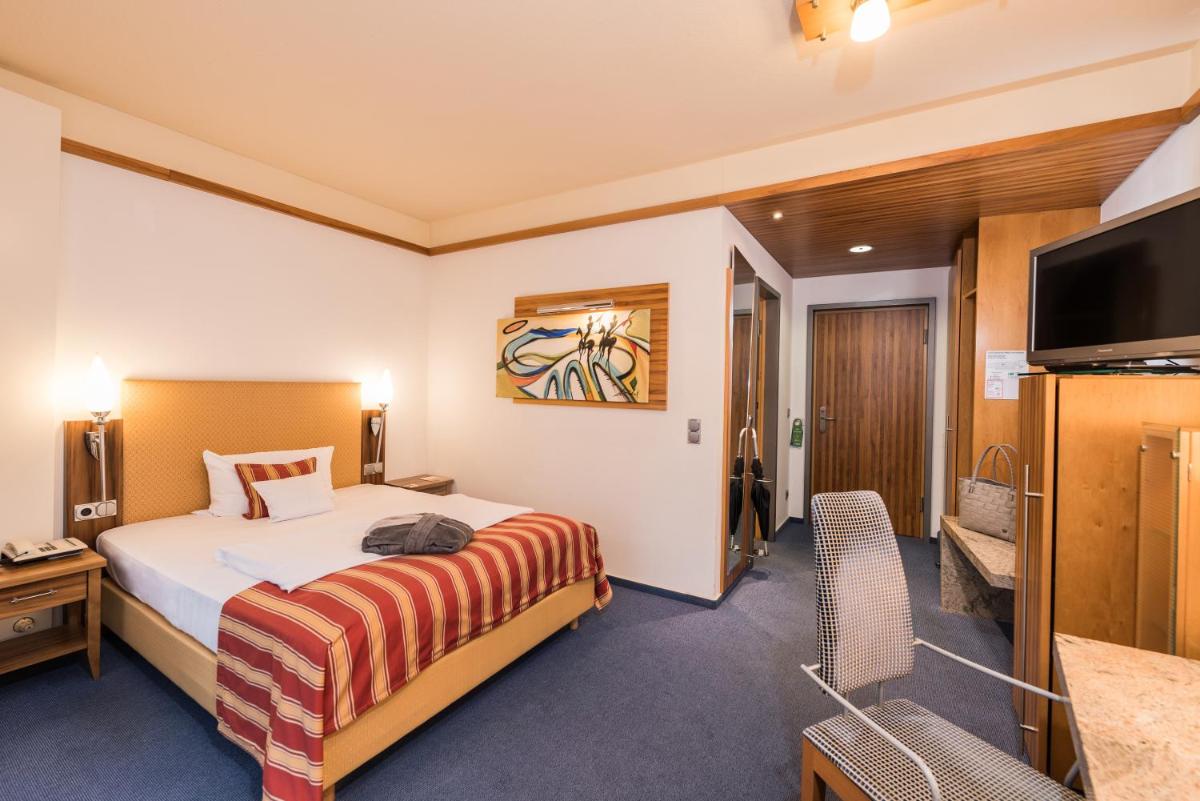 Ein Bett oder Betten in einem Zimmer der Unterkunft Göbels Schlosshotel "Prinz von Hessen" Ein Bett oder Betten in einem Zimmer der Unterkunft Göbels Schlosshotel "Prinz von Hessen"