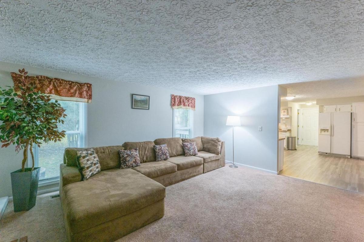 Spacious 4BR Retreat - Best for Family, Near Lake - Housity