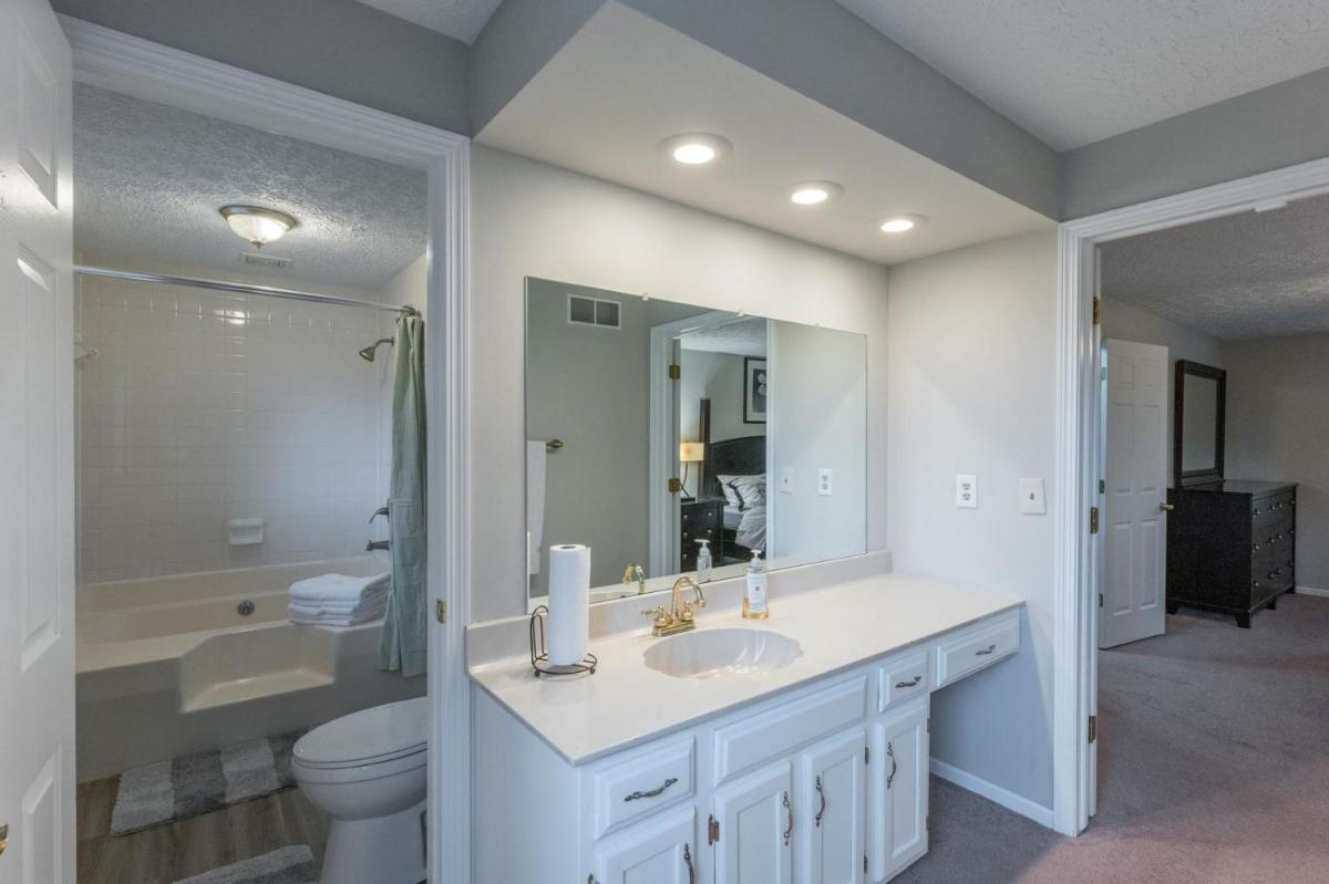 Spacious 4BR Retreat - Best for Family, Near Lake - Housity