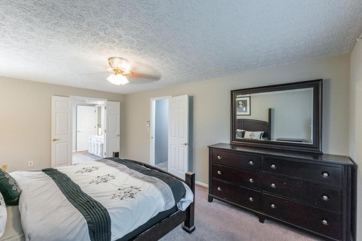 Spacious 4BR Retreat - Best for Family, Near Lake - Housity