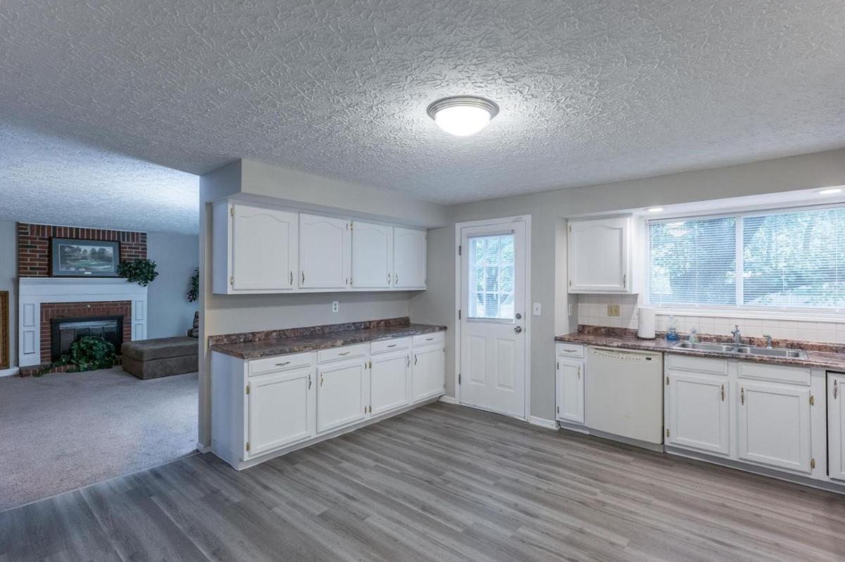 Spacious 4BR Retreat - Best for Family, Near Lake - Housity