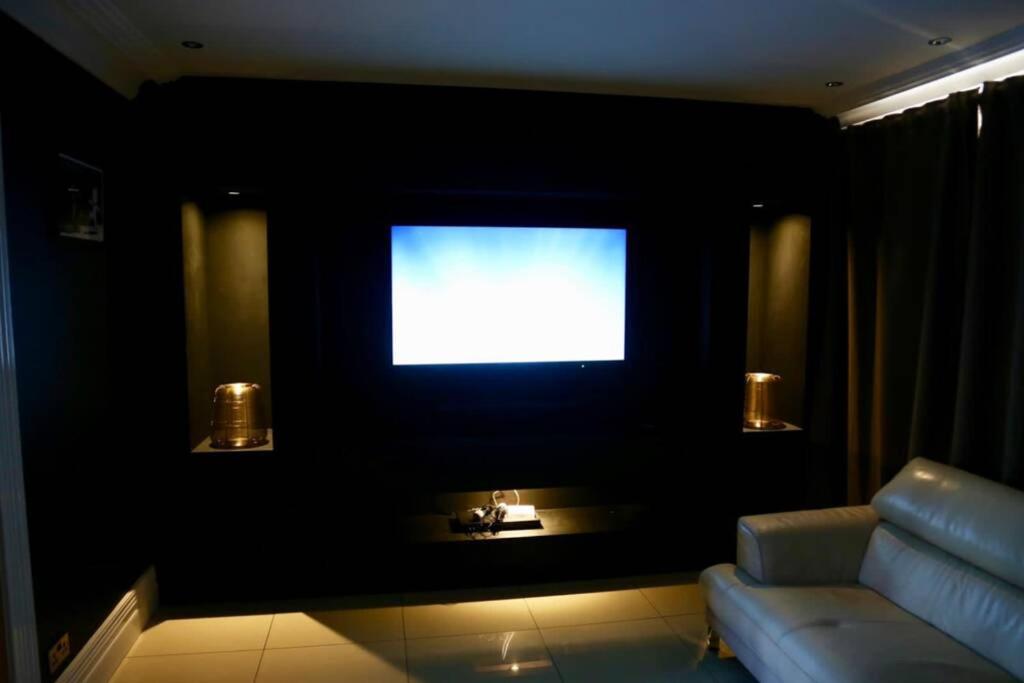 Stunning 5 Bedroom House - The Officers House - Housity