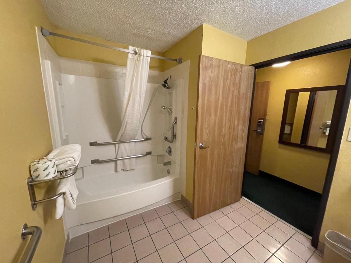 Super 8 by Wyndham Van Buren/Ft. Smith Area - Housity