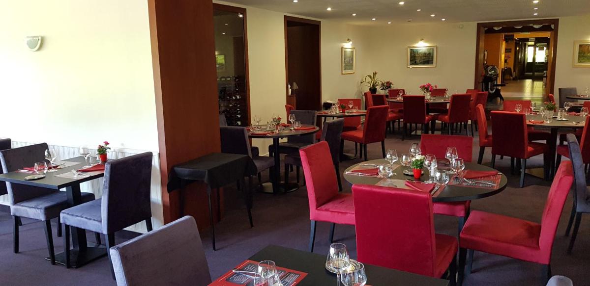 Restaurant ou autre lieu de restauration dans l'établissement Le Pavillon