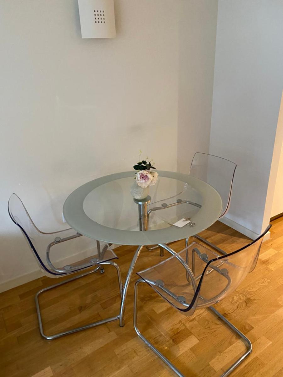 London Luxury 1 Bedroom Apartment minutes walk from Canary Wharf - Housity