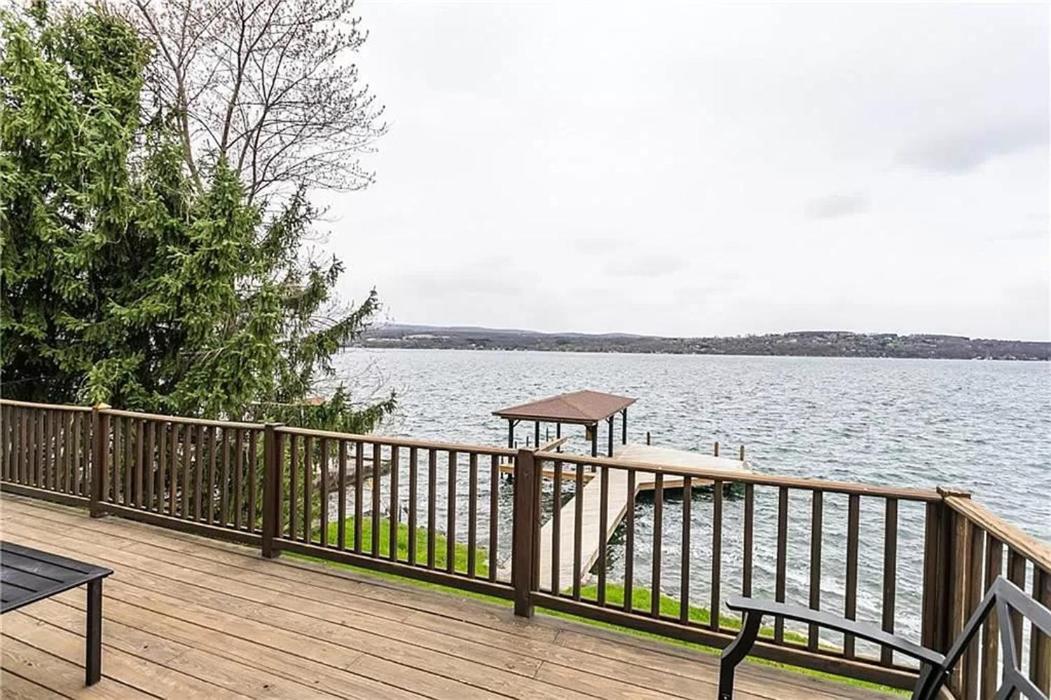 Gorgeous Lake Front House with Dock, 9 Bedroom & 4 Bathrooms - Housity