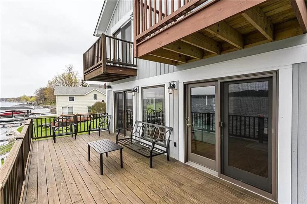 Gorgeous Lake Front House with Dock, 9 Bedroom & 4 Bathrooms - Housity