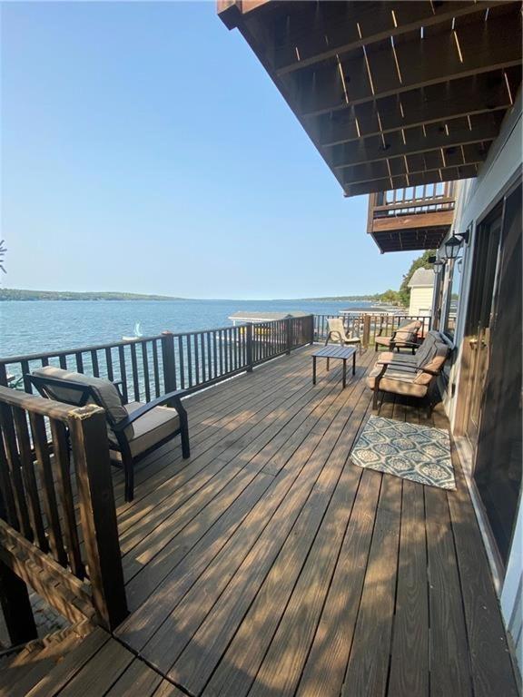 Gorgeous Lake Front House with Dock, 9 Bedroom & 4 Bathrooms - Housity