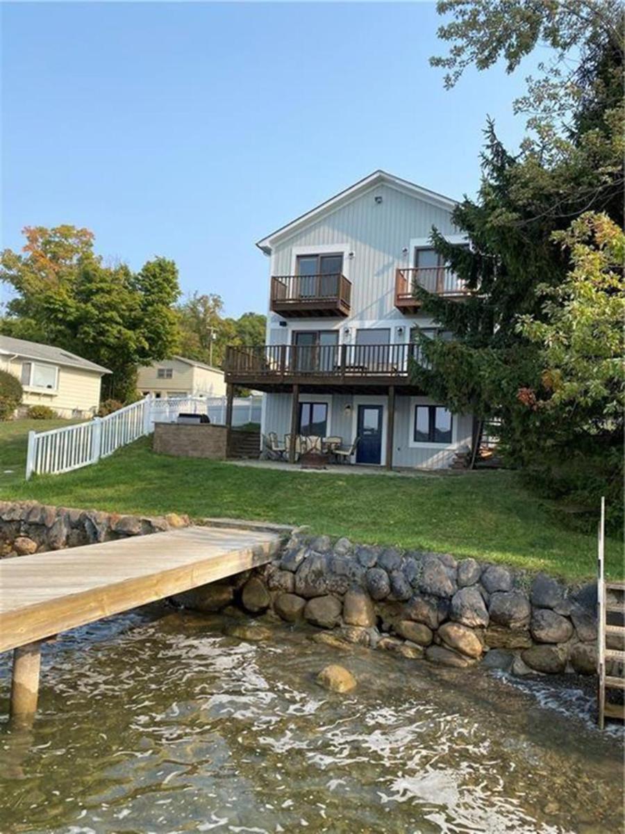 Gorgeous Lake Front House with Dock, 9 Bedroom & 4 Bathrooms - Housity