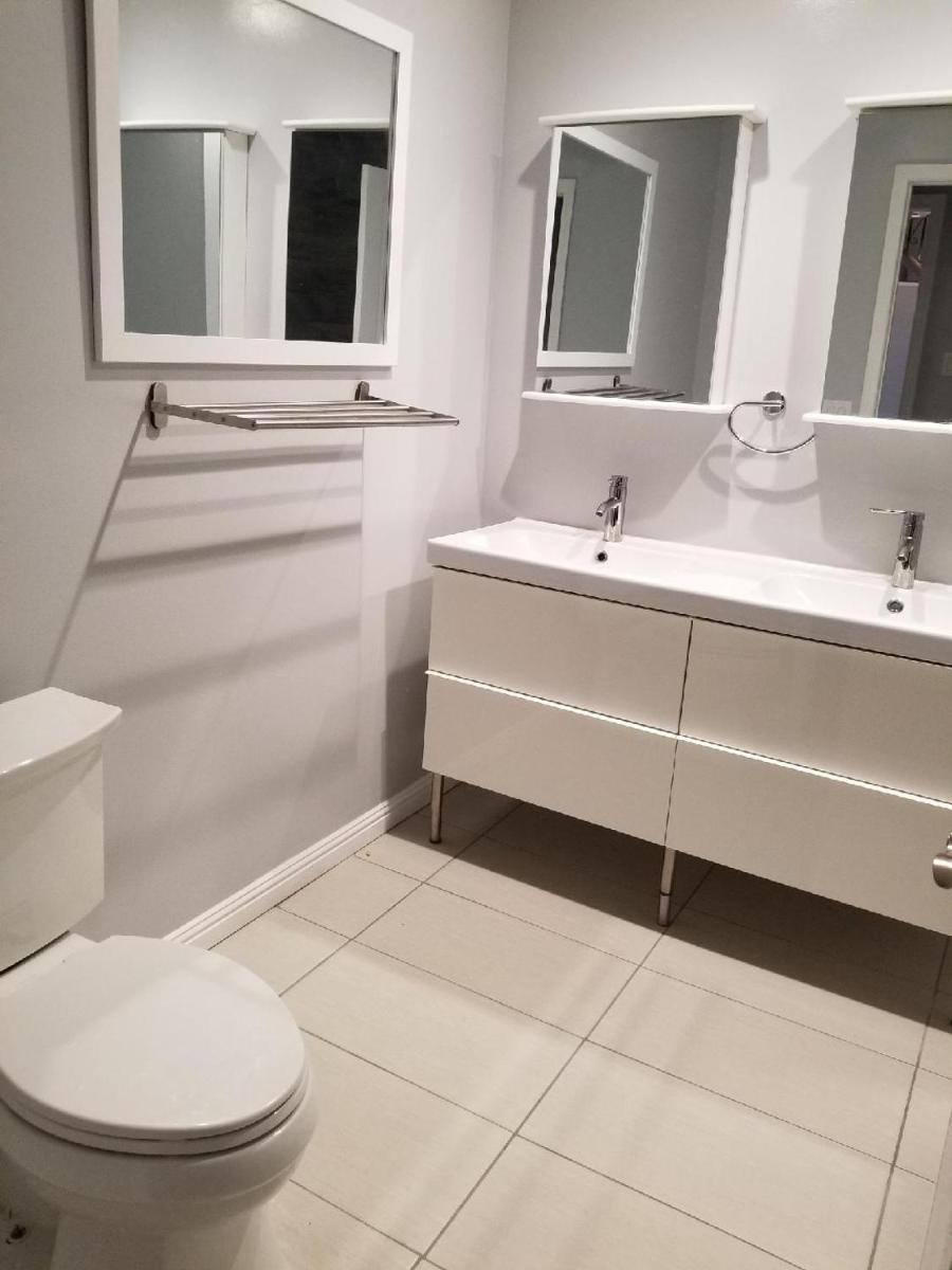 Private Room in Los Angeles with AC, Strong WIFI, Smart TV, Work Desk near Sofi Stadium - Housity