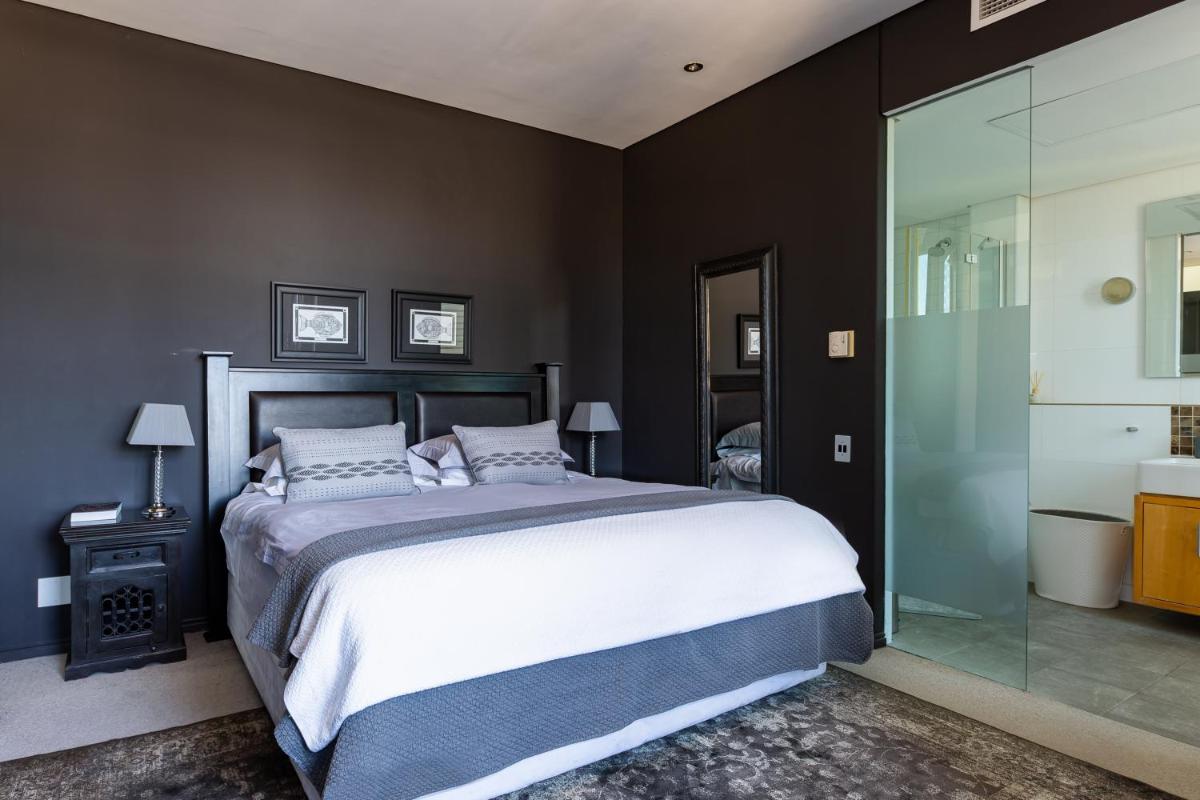 #1701 Cartwright - Dark Glamour - Housity