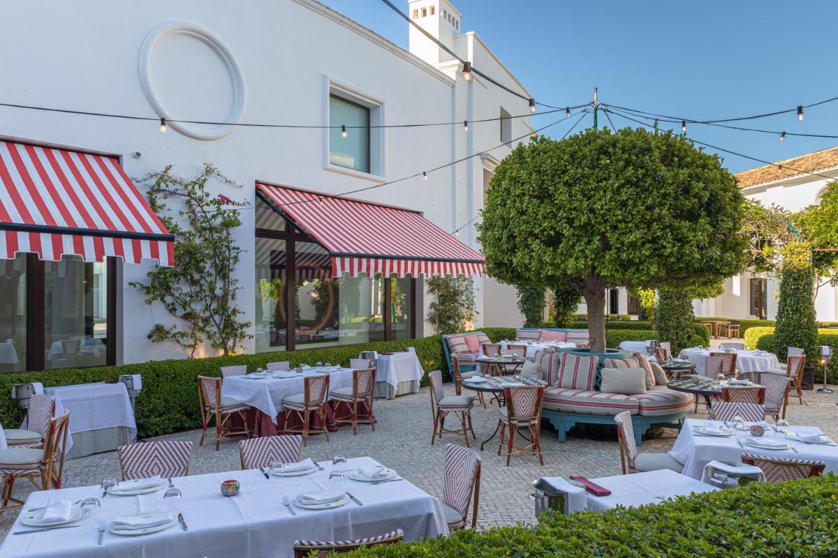 Un restaurante o sitio para comer en Finca Cortesin Hotel Golf & Spa