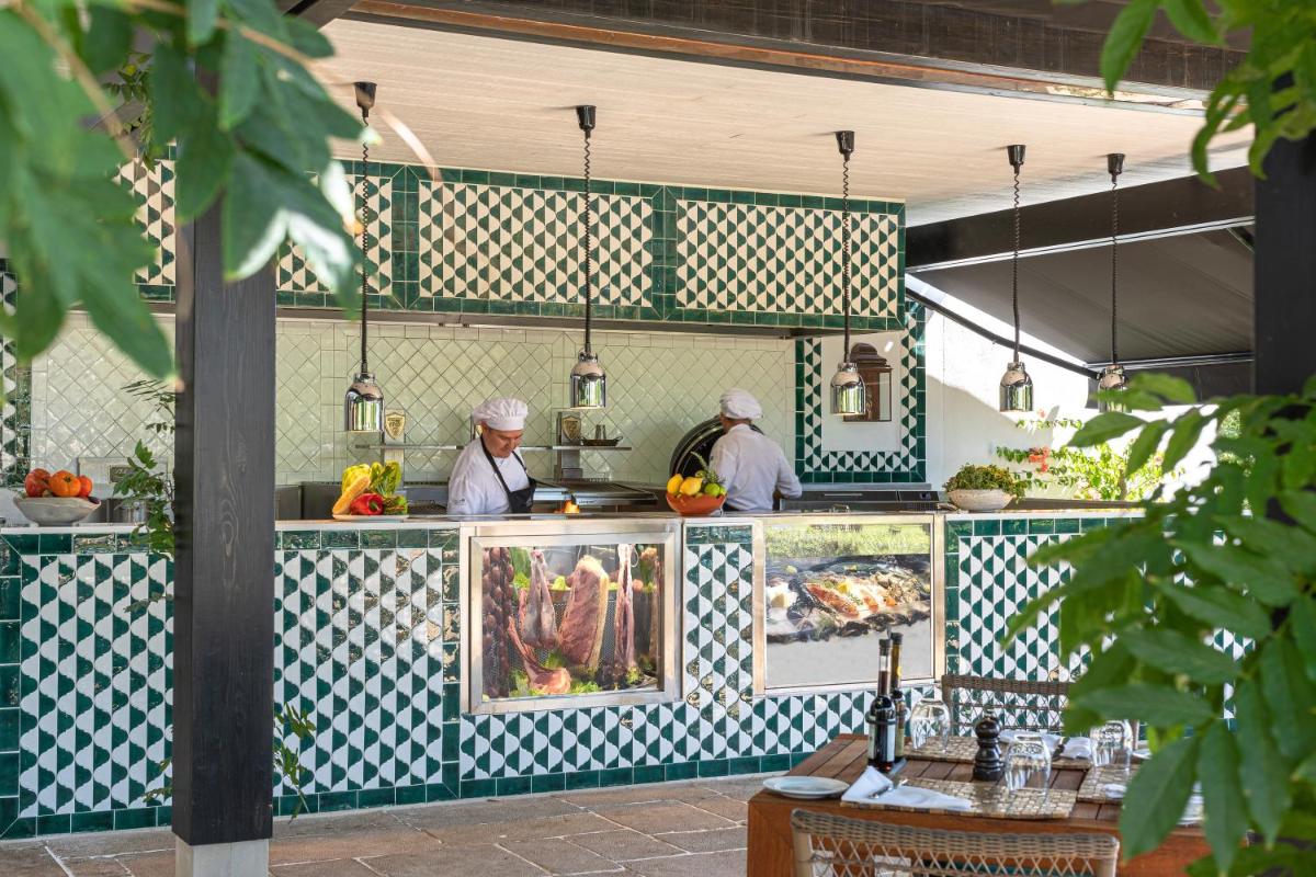 Comida en o cerca de este resort