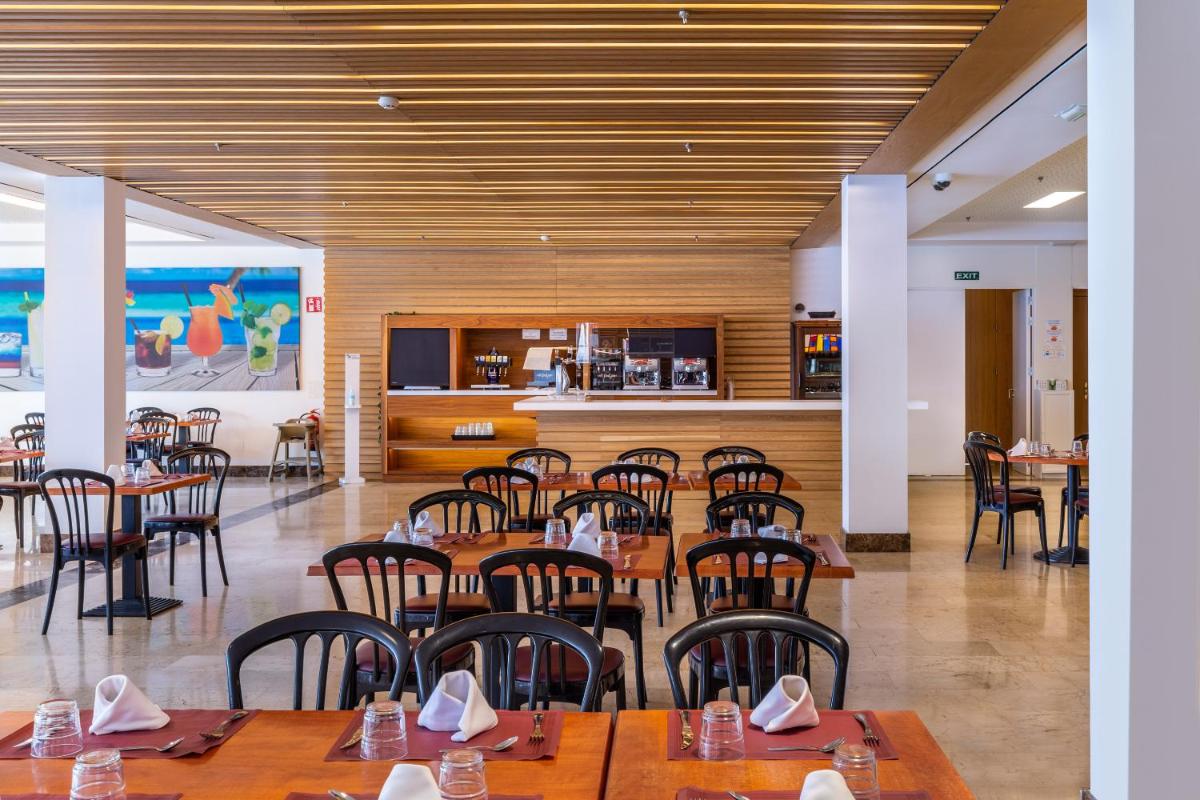Un restaurante o sitio para comer en Hotel Samos