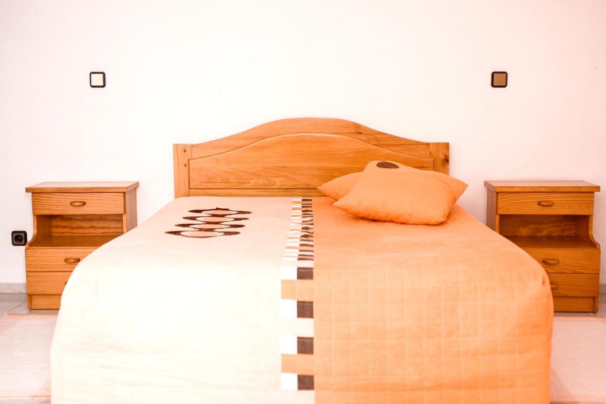 Charming House in Porto de Mós with Shared Pool. - Housity