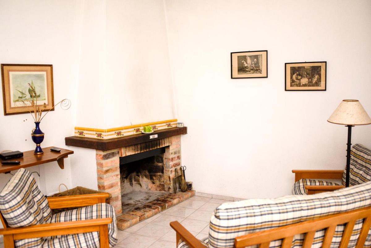 Charming House in Porto de Mós with Shared Pool. - Housity