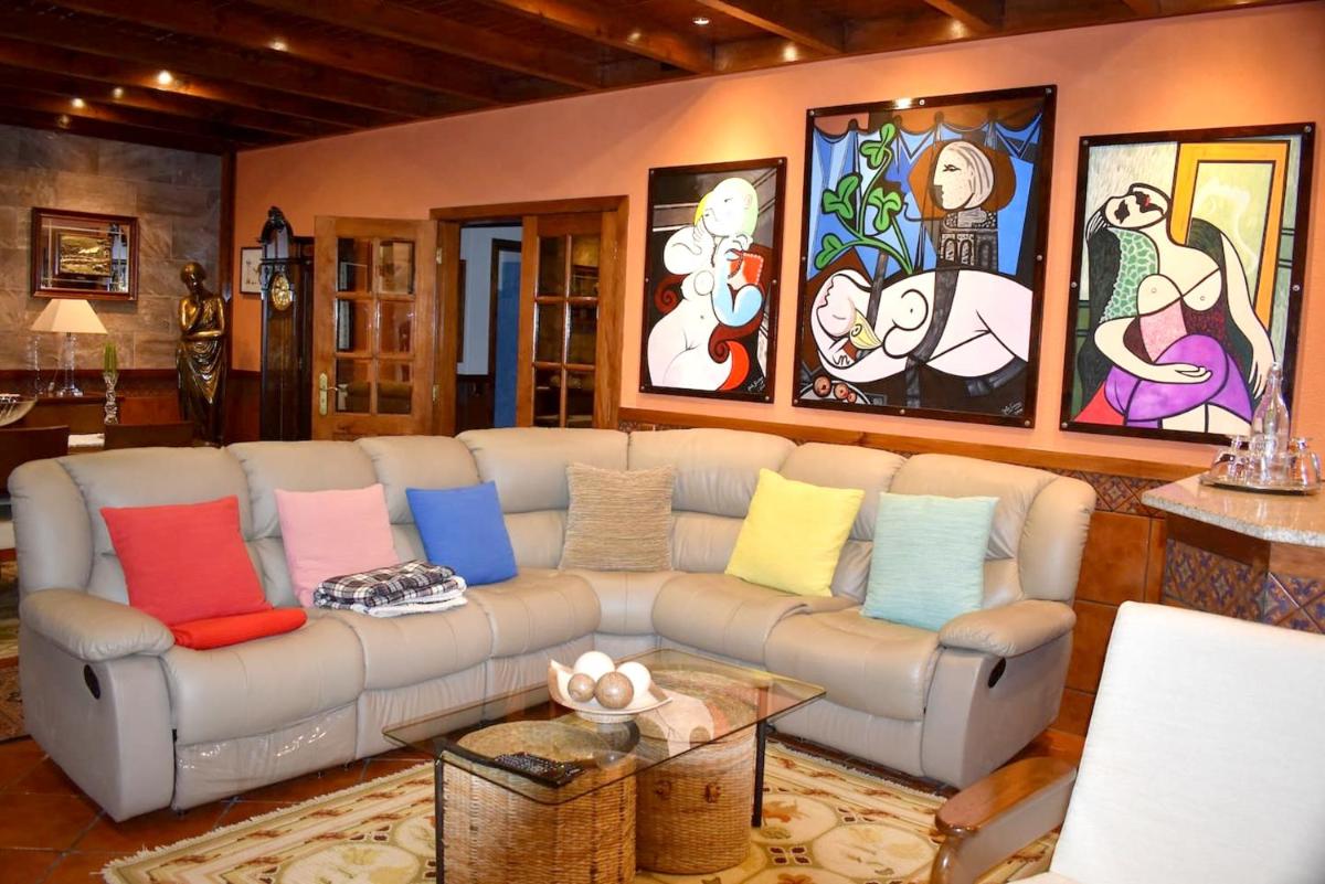 Spacious Villa with Private Pool in Oliveira de Azemeis - Housity