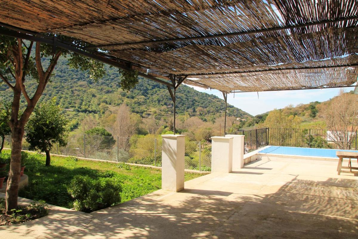 Charming Villa in Benamahoma + Pool - Housity