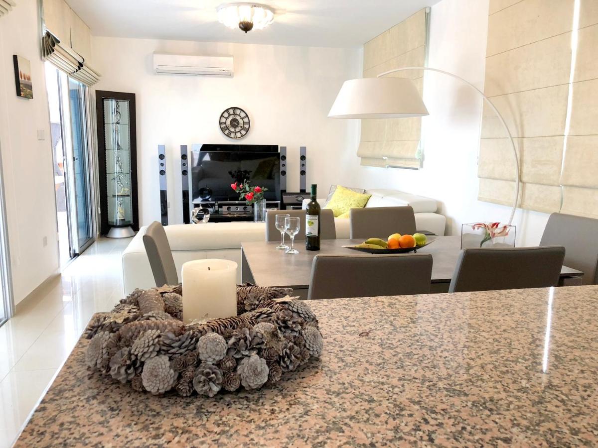 Elegant Villa in Peyia with Sea View and Private Pool - Housity