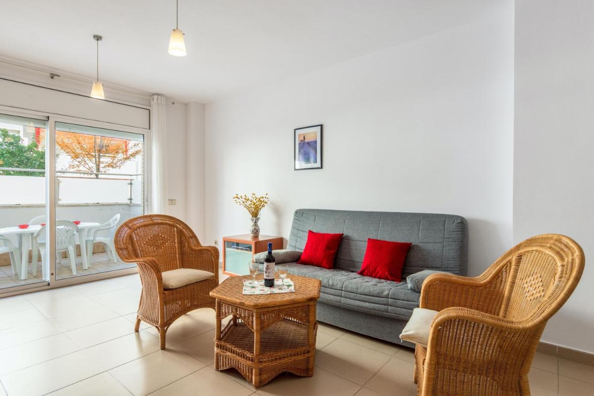 Elegant Apartment in Lloret de Mar, 85 m² with Pool - Housity