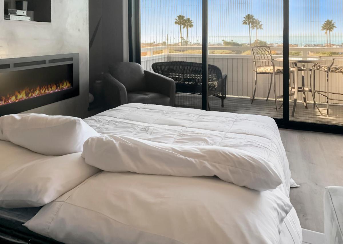 Ocean view AC heated Pool jacuzzi Tennis bikesPool table foosball bikes - Housity