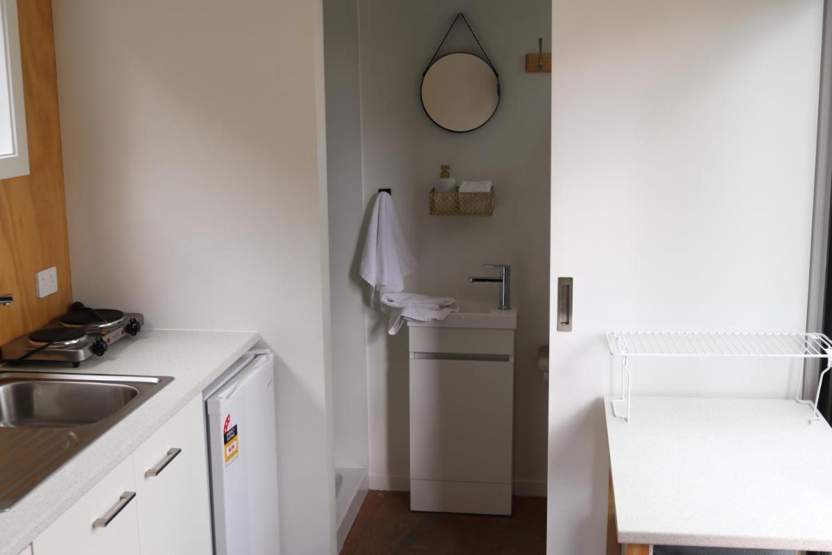 Central Wanaka Oasis, Tiny Home, Mountain Views & Spring Water - Housity