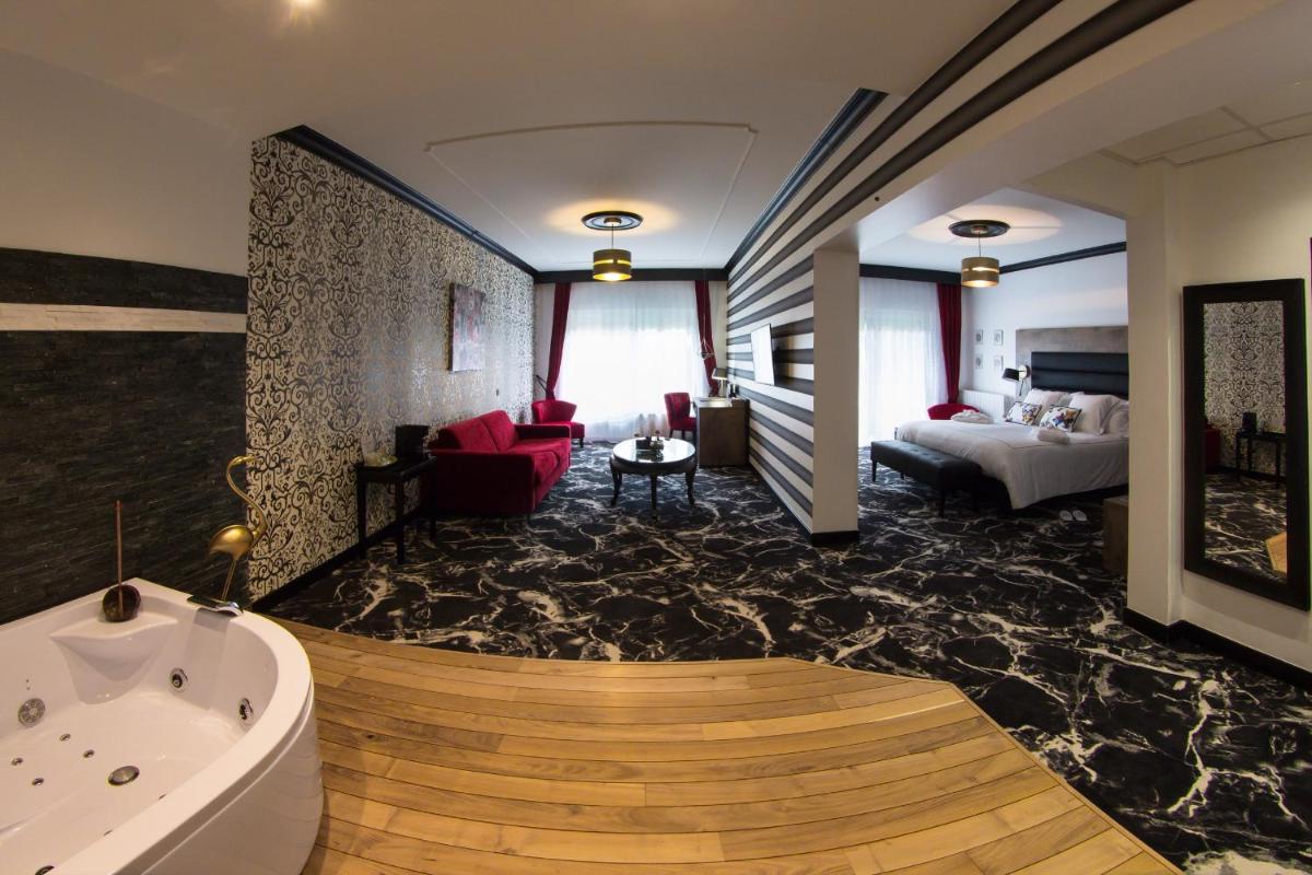 Télévision ou salle de divertissement dans l'établissement Hôtel du Barry Resort & Spa